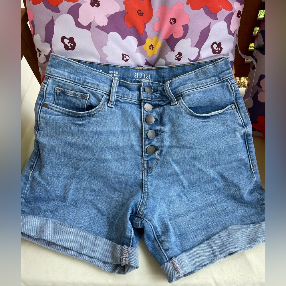 Mid-rise denim shorts
